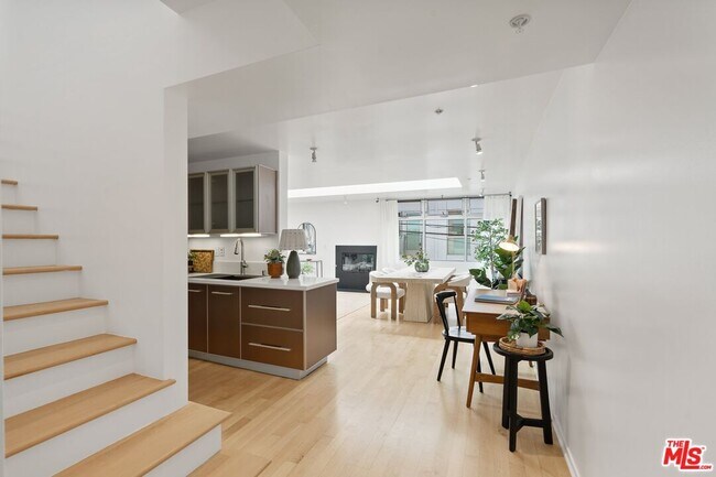 Foto del edificio - 5806 Waring Ave