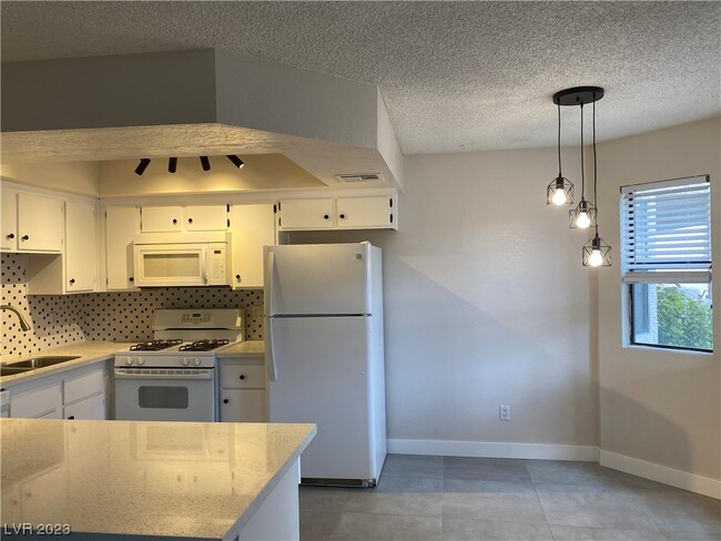 Foto del edificio - 737 Rock Springs Dr