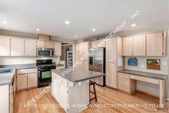Building Photo - Light and Bright 5 Bedroom Traditional!