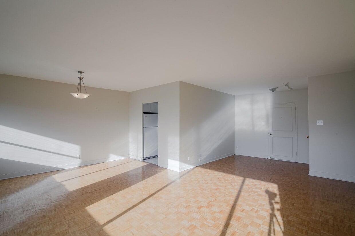 Primary Photo - 2285 Rue St Mathieu