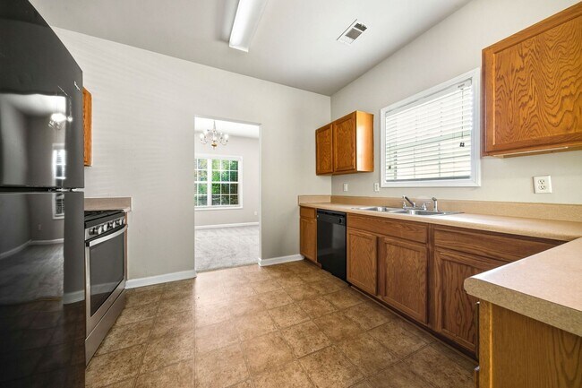 Building Photo - 4750 Ferncrest Pl