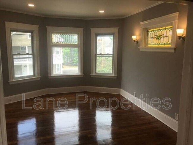 Building Photo - 10 Broad St