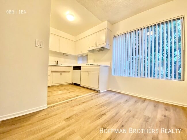 Building Photo - 1140 N Clark St