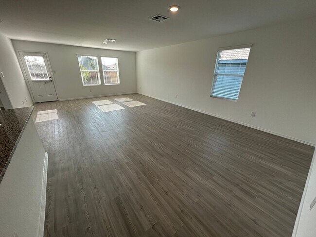 Foto del edificio - *MOVE IN SPECIAL* Modern 4-Bedroom Living with Community Pool Access!