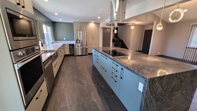 Cocina moderna - 108 Lexington Dr