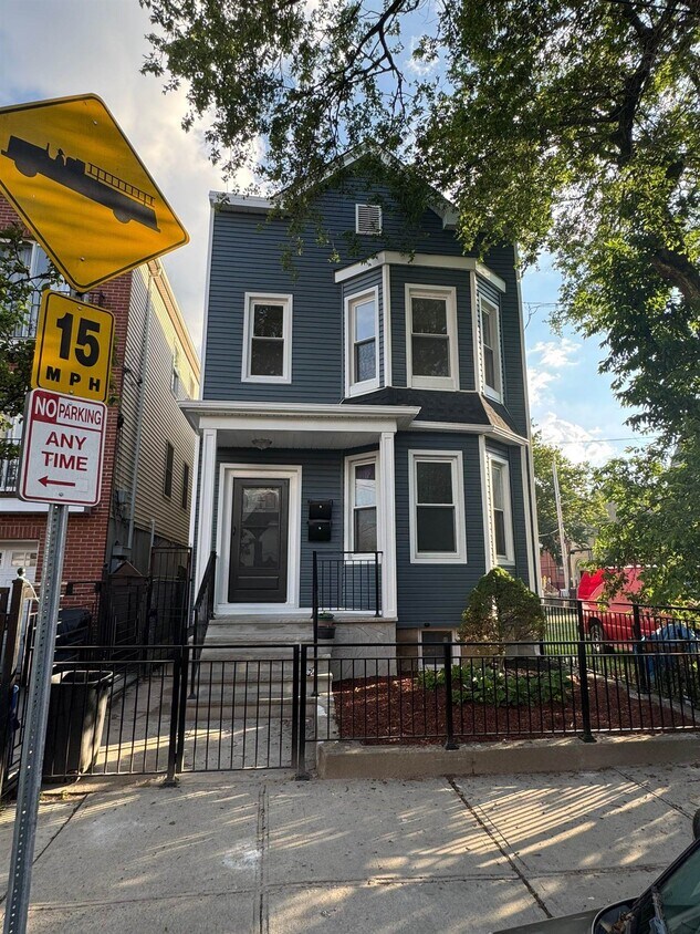 Foto principal - 25 Orient Ave