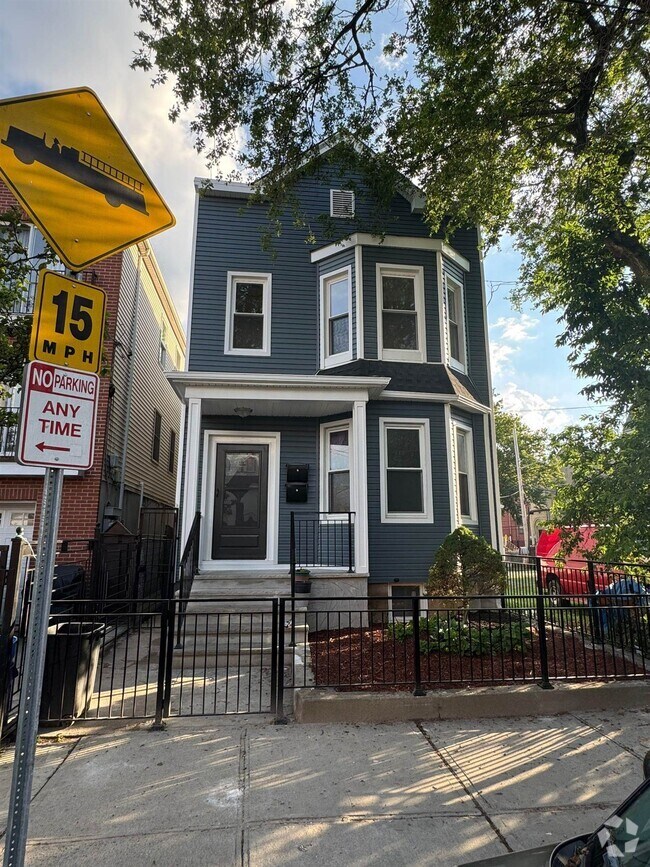 Building Photo - 25 Orient Ave