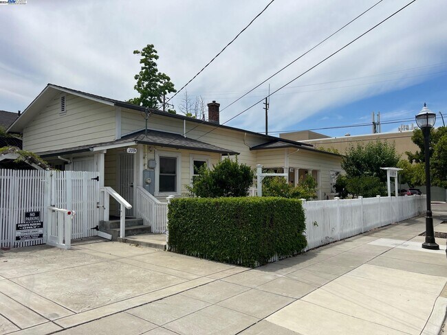 Building Photo - 209 McLeod St