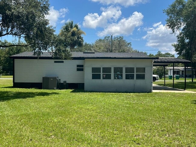 Building Photo - 3/2/1 on over 1/2 Acre