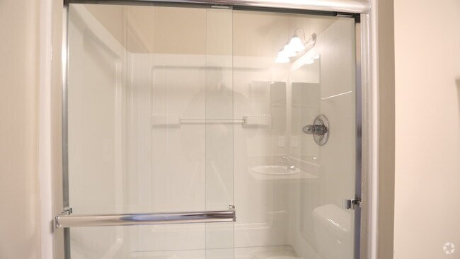 Bathroom - 2BR, 2BA - 965 SF - The Jefferson - Brook Lane Apartments