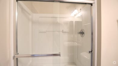 Bathroom - 2BR, 2BA - 965 SF - The Jefferson - Brook Lane Apartments