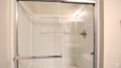 Bathroom - 2BR, 2BA - 965 SF - The Jefferson - Brook Lane Apartments