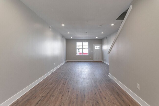 Foto del edificio - Three Bedroom Point Breeze Townhome w Roof Deck!