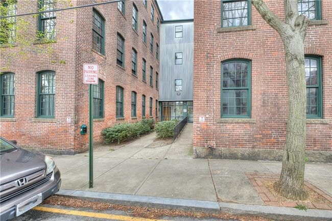 Building Photo - 407 Pine St