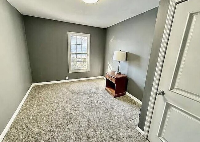 Foto del edificio - 1484 E Clay St