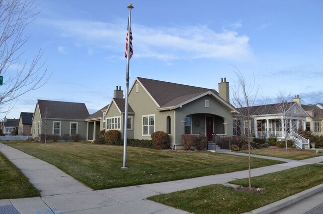 Foto del edificio - Luxurious 4-Bedroom Home with Mother-in-Law Suite