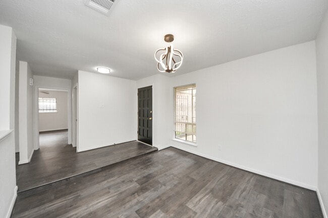 Building Photo - 1207 Park Knoll Ln