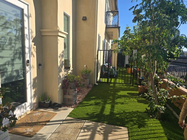 Foto del edificio - Fully Furnished 2 Bed, 2 Bath Townhome – 5...