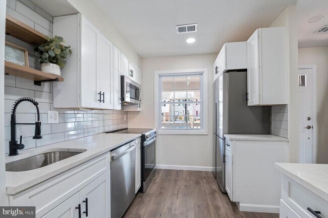 Foto del edificio - 7616 Somerset Ln