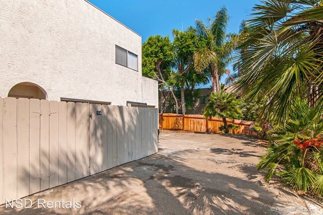 Building Photo - 158-158 Diana St