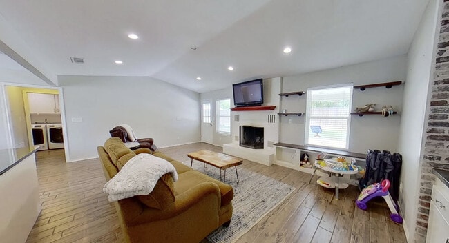 Foto del edificio - 323 Cardinal Dr