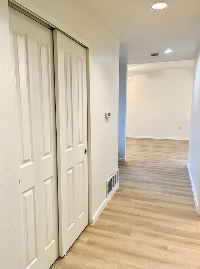 Foto del edificio - 4454 E 3rd St