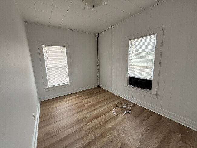 Foto del edificio - 1 bedroom, 1 bathroom Apartment! AUGUST 2026!