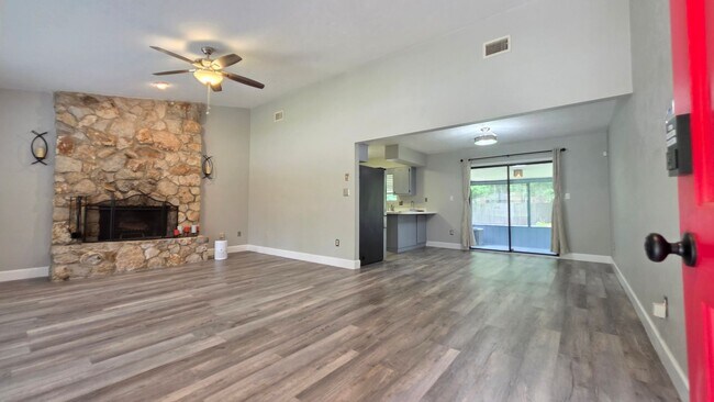 Building Photo - FOR RENT 2 bed 2 bath 1 car garage home.