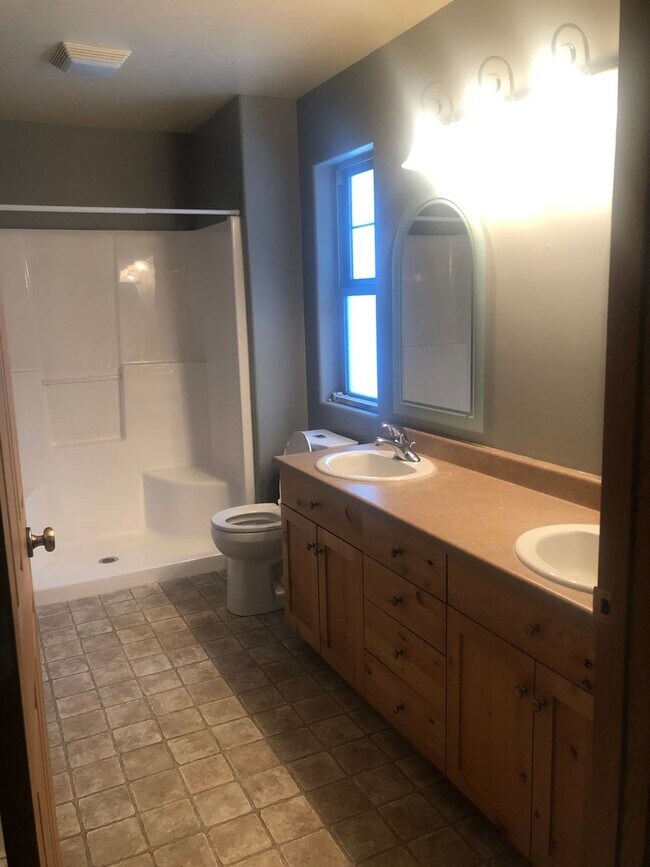 Foto del edificio - 3 Bedroom / 2 Bathroom Townhouse – Pet Fri...