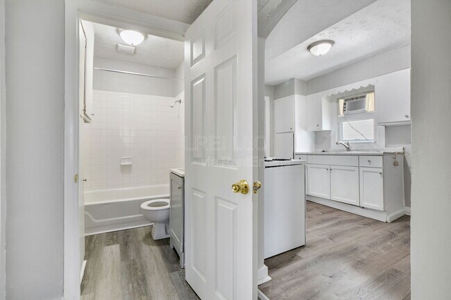 Building Photo - 4110 La Salle Ave