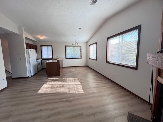 Building Photo - Spacious Two-Bedroom Duplex in Kentwood!