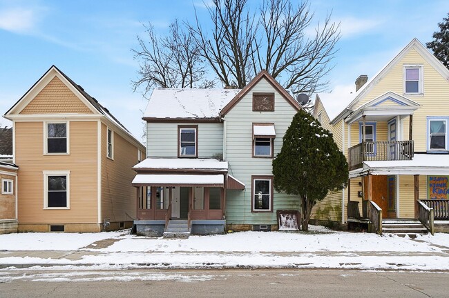 Building Photo - Four Bedroom House In Dayton!