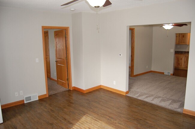 Building Photo - Cute & clean and close to campus!
