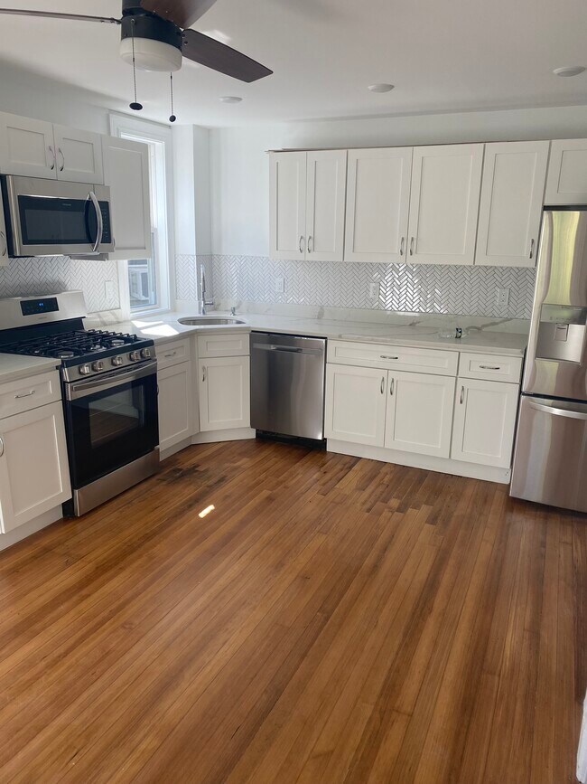 Building Photo - 165 Aspinwall Ave