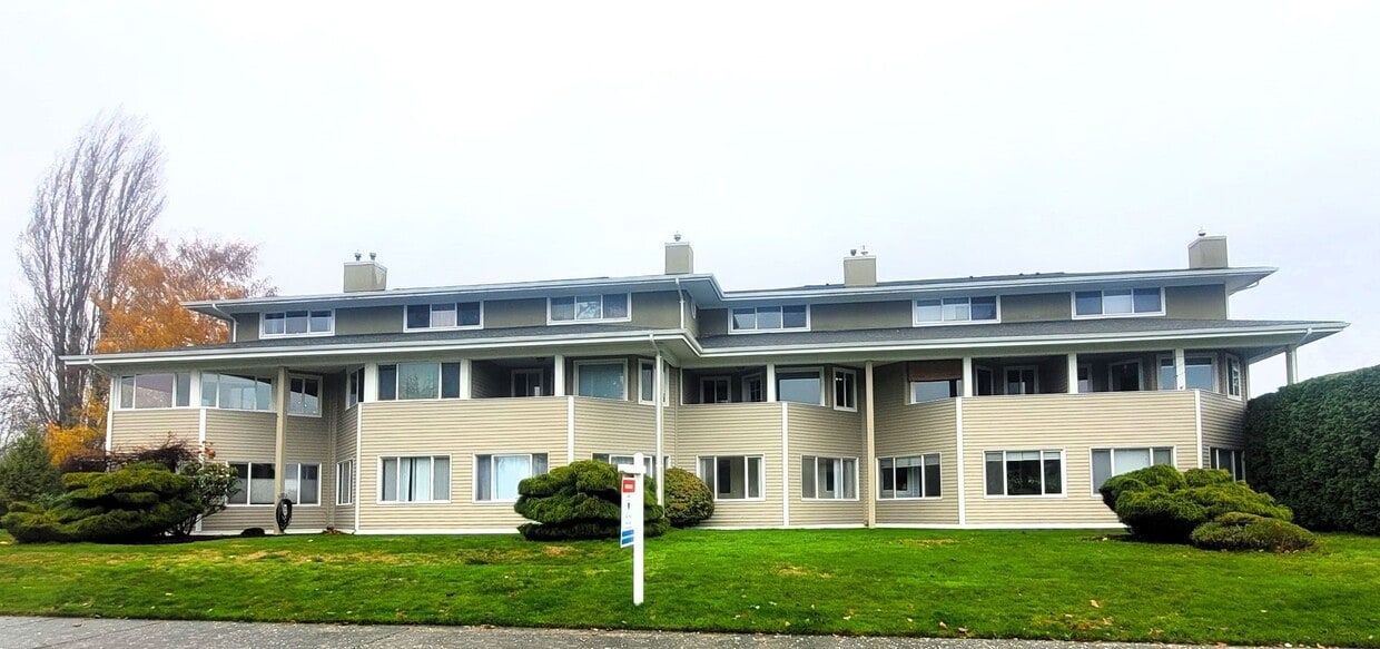 Primary Photo - Bayview Townhouse Condo in Blaine with Garage - 4th St.