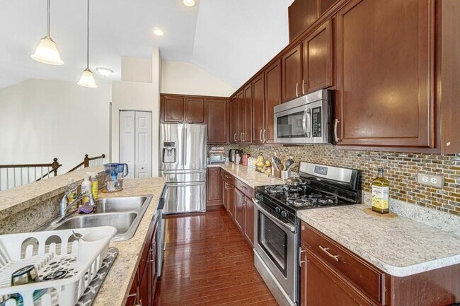 Foto del edificio - 3 bedroom in Naperville IL 60540