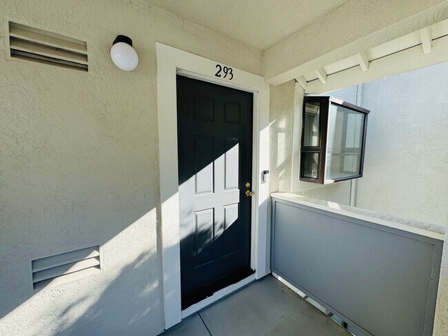 Building Photo - Nice Upper Unit in the Desired Ashford Court is Available Now!