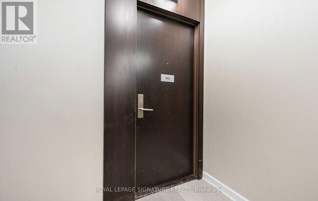 Photo du bâtiment - 60 Absolute Ave