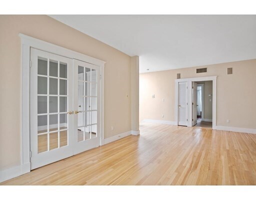Foto del edificio - 23 Claflin Rd