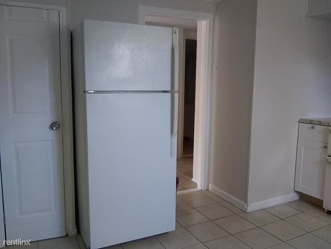 Building Photo - 2 br, 1 bath Apartment - 5B Maple St