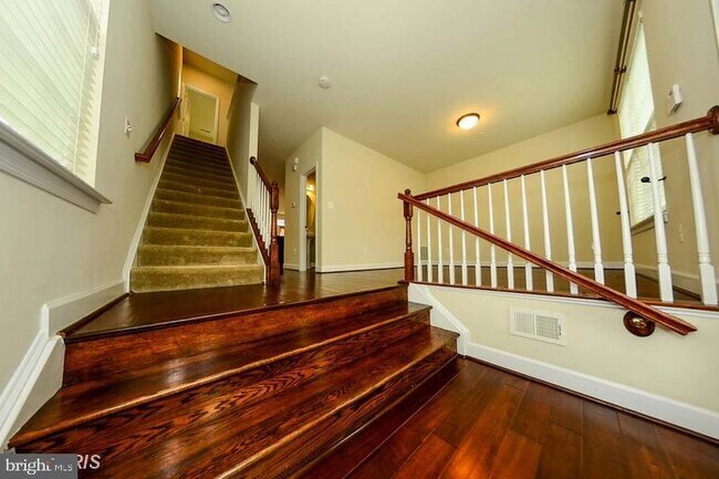 Building Photo - 527 Tailgate Terrace