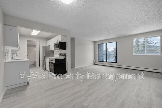 Building Photo - 10152-10158 158 St NW