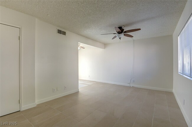 Building Photo - 4958 Larkspur St