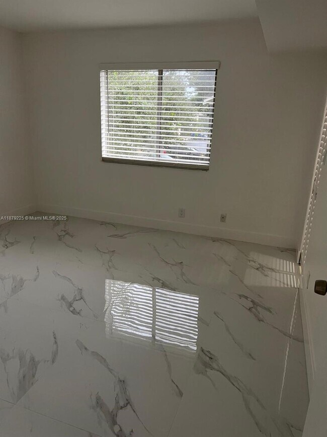 Building Photo - 505 Gardens Dr