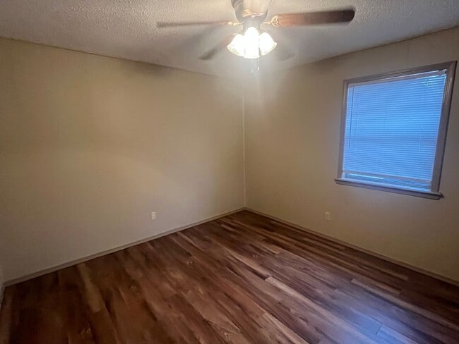 Foto del edificio - 702-708 E 11th ST