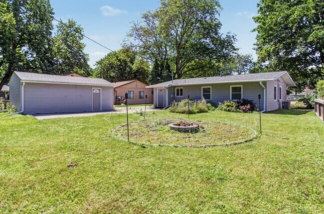 Building Photo - CHARMING RANCH!! 3 Bed, 1 Bath Home in Ames