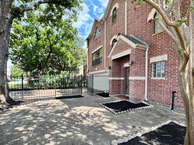 Foto del edificio - 5899 Fairdale Ln