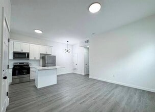 Building Photo - 328 Clearwater St