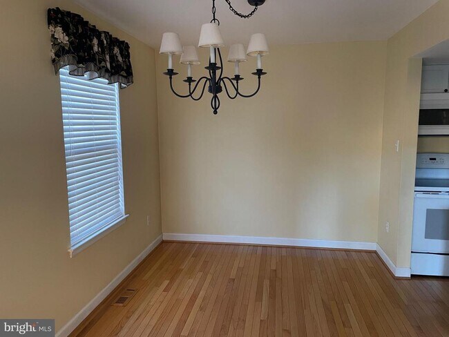Foto del edificio - 6304 Ducketts Ln