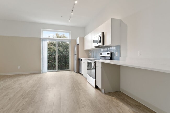 Interior Photo - Trinity St 906